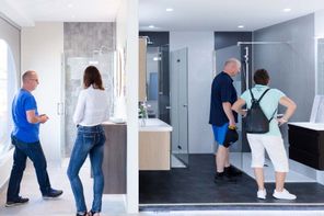 Kunden im Schauraum für Badmöbel